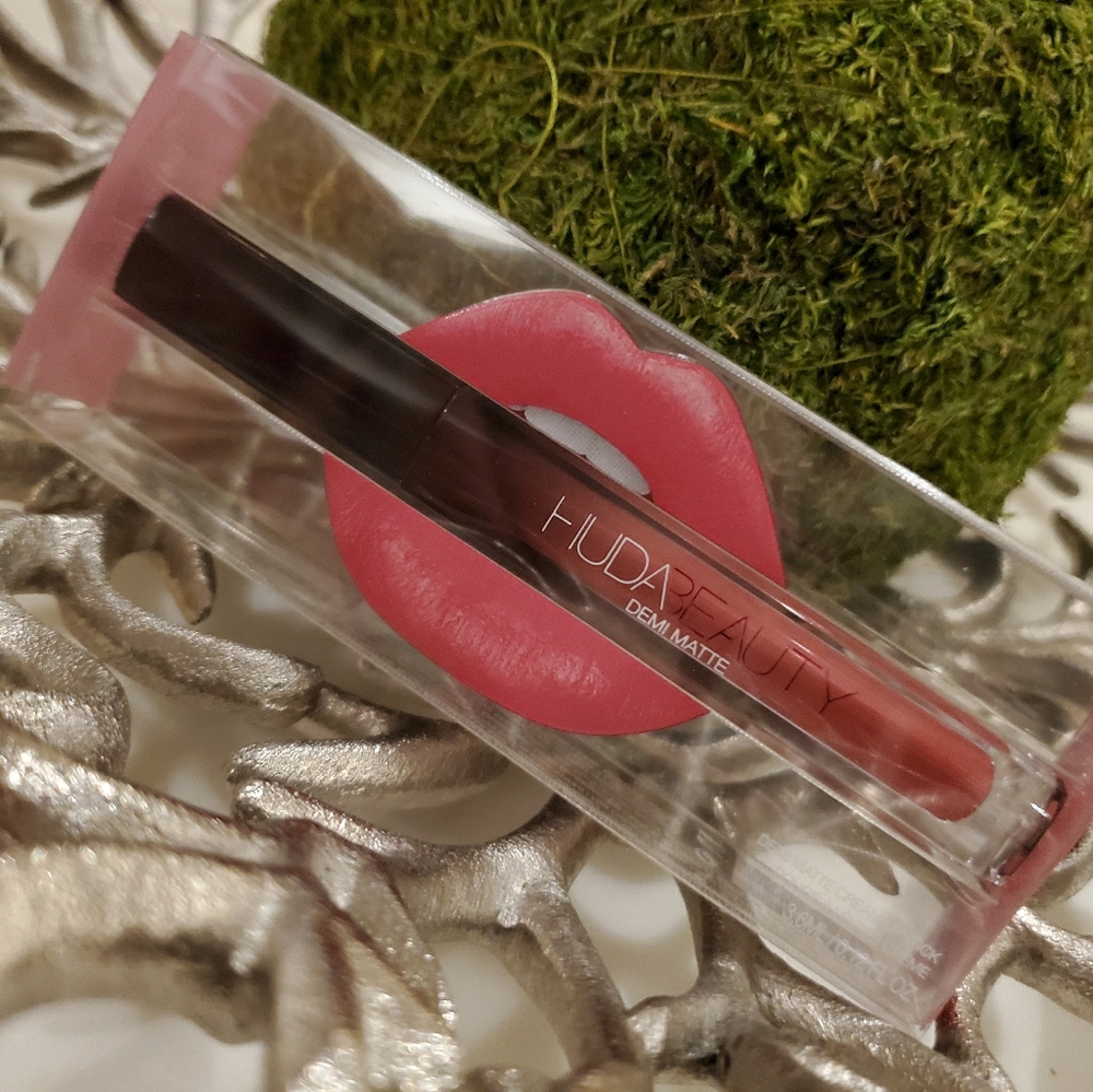Huda Beauty Demi Matte